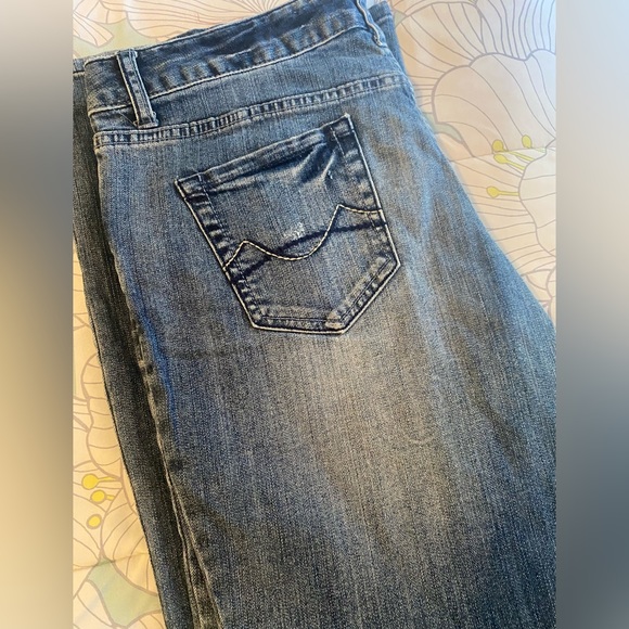 Vintage 2000s jean. Wide tapered leg. - Picture 6 of 6